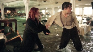 Kate Winslet y Leonardo DiCaprio tratan de escapar del 'Titanic'.